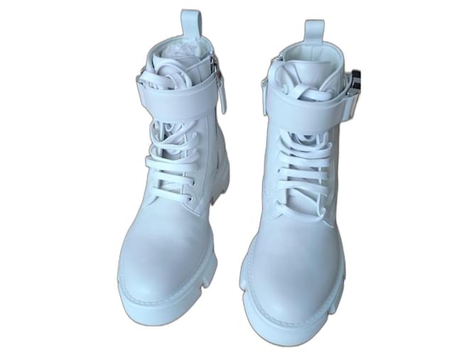 GIVENCHY LACED-UP TERRA BOOTS IN WHITE LEATHER.  ref.1106735