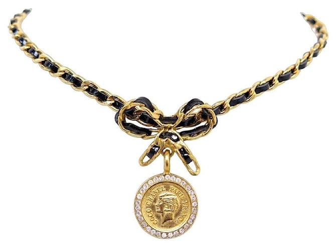 Medaillon NEW VINTAGE CHANEL CHOCKER NECKLACE 1996 COCONUT MEDALLION BOW CHAIN NECKLACE Golden Metal  ref.1106860