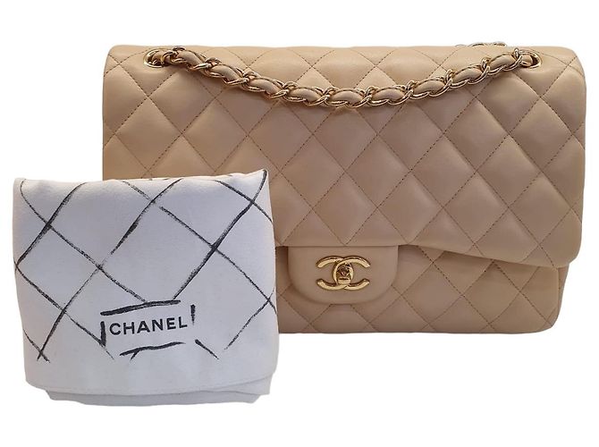 Bolsa Chanel Classic Flap Bege em Couro Acolchoado Dourado