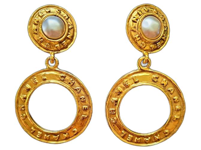 Chanel Boucles d'Oreilles Lustre Plaquées Or avec Perles de Verre Coulées Métal Bijouterie dorée  ref.1109338