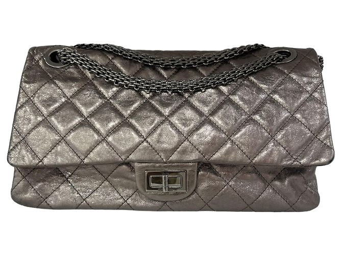 Bolso Chanel 2.55 Maxi de piel de cordero acolchada bronce