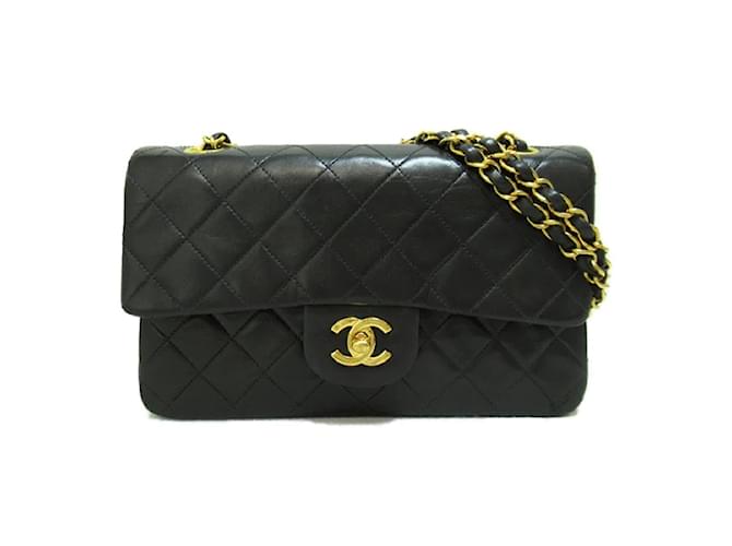 Chanel Mittelgroße klassische gefütterte Überschlagtasche Schwarz Leder  ref.1110572