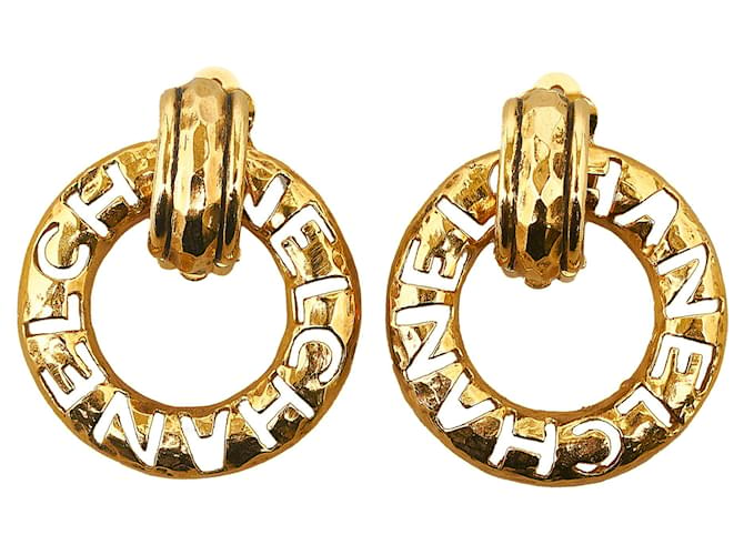 Boucles d'oreilles à clip avec bague à logo découpé vintage doré Chanel Métal Plaqué or  ref.1110725