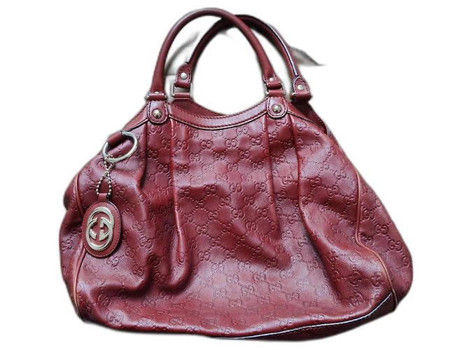 Modelo Gucci Sukey em couro vermelho