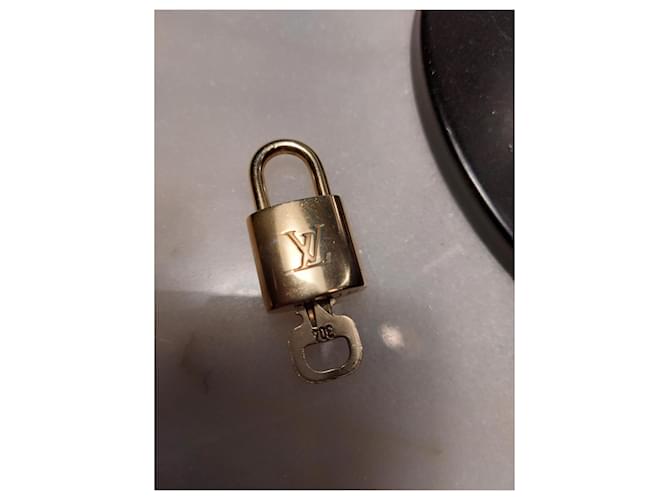 Louis Vuitton Bag charms Golden Metal  ref.1111668