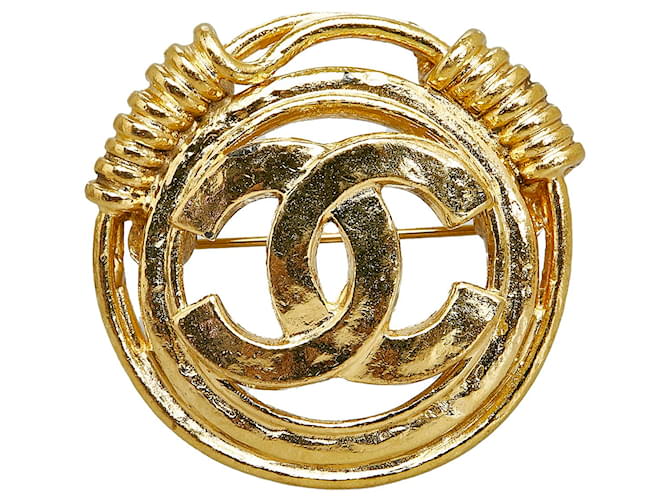 Chanel Broche CC Or Métal Plaqué or Doré  ref.1106361