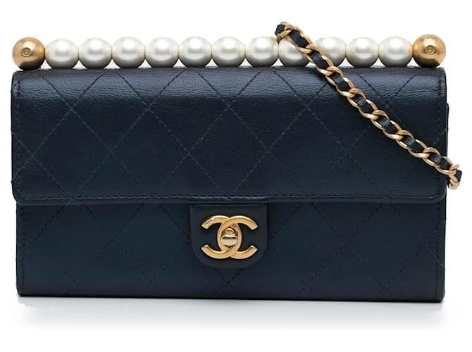 Wallet On Chain Portafoglio Chanel in pelle di capra con perle blu chic su catena Blu navy  ref.1112234