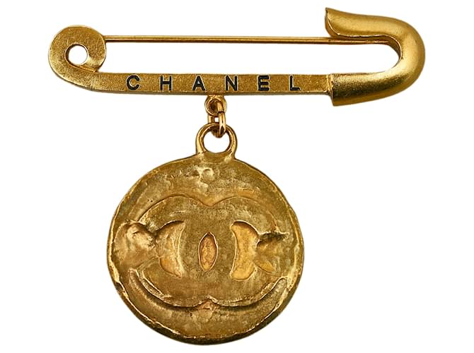Broche para disfraz con medallón CC dorado de Chanel Metal Chapado en oro  ref.1112241