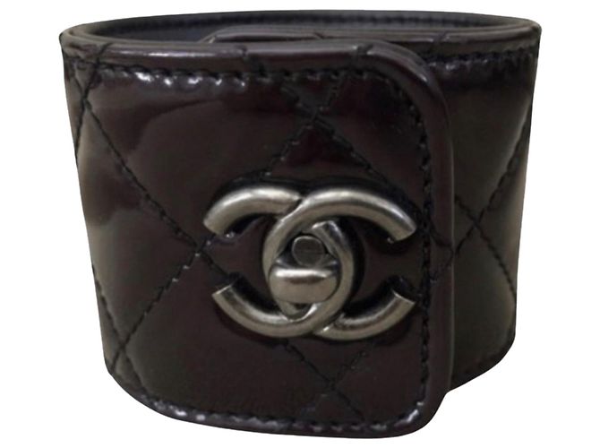 Pulsera Chanel CC de charol negro