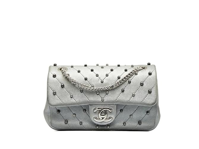Chanel CC-Tasche aus Leder mit Chevron-Nieten und Überschlag Silber  ref.1114531