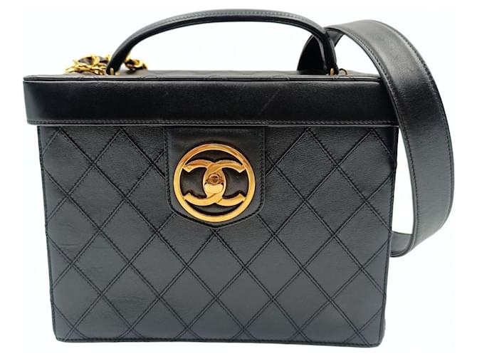 Bolsa de cosméticos acolchoada Chanel em couro preto e corrente de ouro  ref.1115422