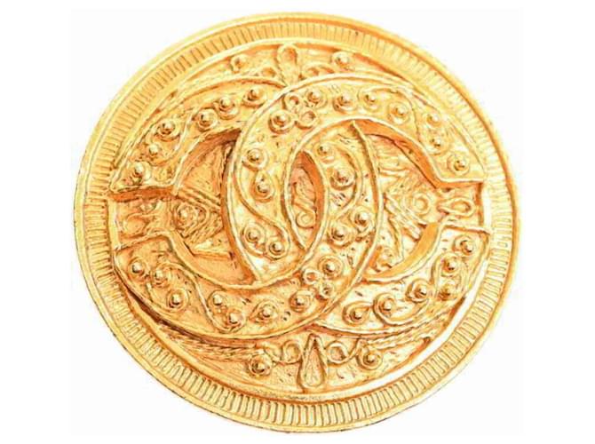 Chanel 94Un broche CC bizantino de oro con medallón redondo Gold hardware Chapado en oro  ref.1116180