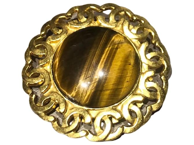 Raro Chanel 95Una spilla rotonda CC in oro con pietra marrone Castagno Gold hardware Placcato in oro  ref.1116190