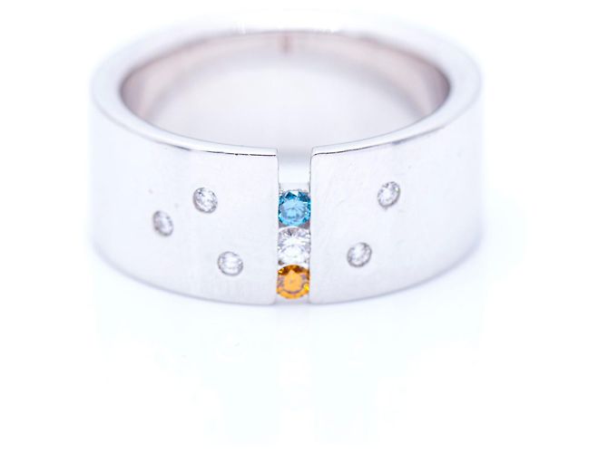 Autre Marque Anello in Oro con Diamanti Bianchi e Fancy Bianco Blu