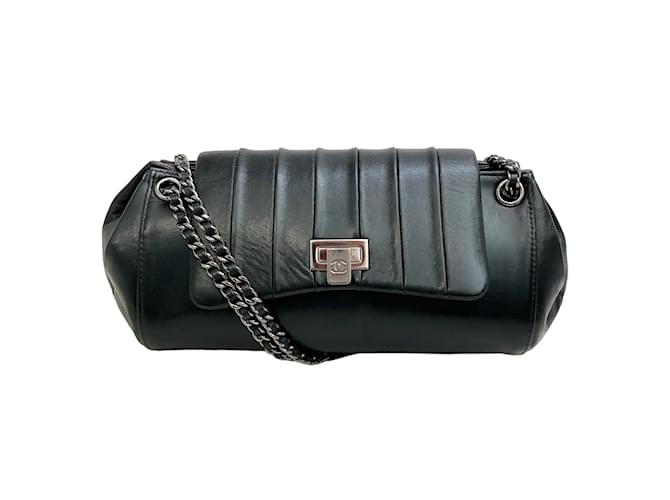 Chanel 2002-2003 Bolsa de couro de pele de cordeiro preta com aba plissada Preto  ref.1116919
