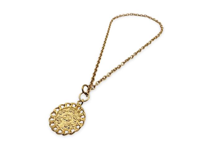 Chanel Collana vintage con catena in metallo dorato Medaglione con logo CC D'oro  ref.1118612