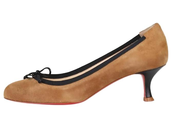 Christian Louboutin Sapatos de camurça com detalhe de laço e salto gatinho em camelo - tamanho UE 36.5 Suécia  ref.1119018