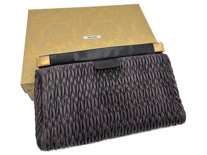 Clutch Miu Miu de napa plisada marrón Marrón oscuro