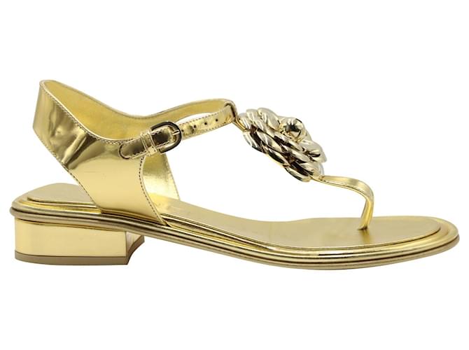 Sandálias Chanel Camelia com tira em T em couro dourado  ref.1121309
