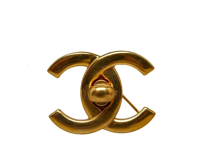 Chanel Broche com logotipo CC Turnlock Dourado Metal  ref.1121464