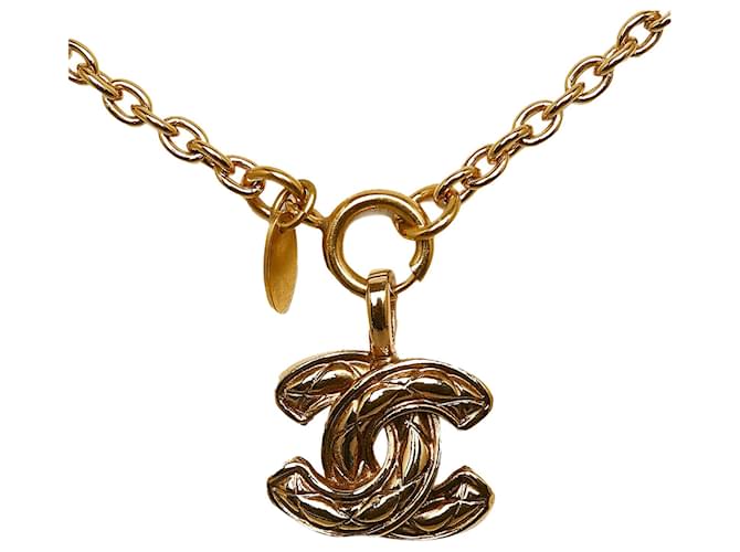 Colar de Pingente Chanel Gold CC Dourado Metal Banhado a ouro  ref.1121583