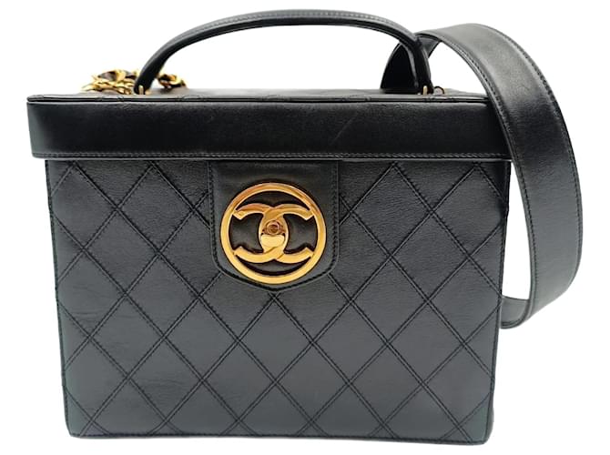 Chanel Chanel quilted cosmetic bag in black leather and gold chain  ref.1122812