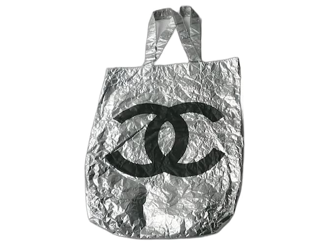 CHANEL Crinkled silver bag very good condition Tote bag Silvery  ref.1124494