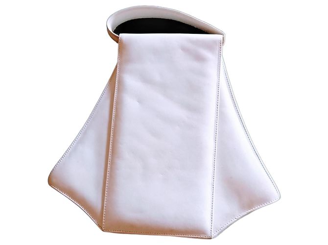 Bolso Charles Jourdan de piel de cordero blanco