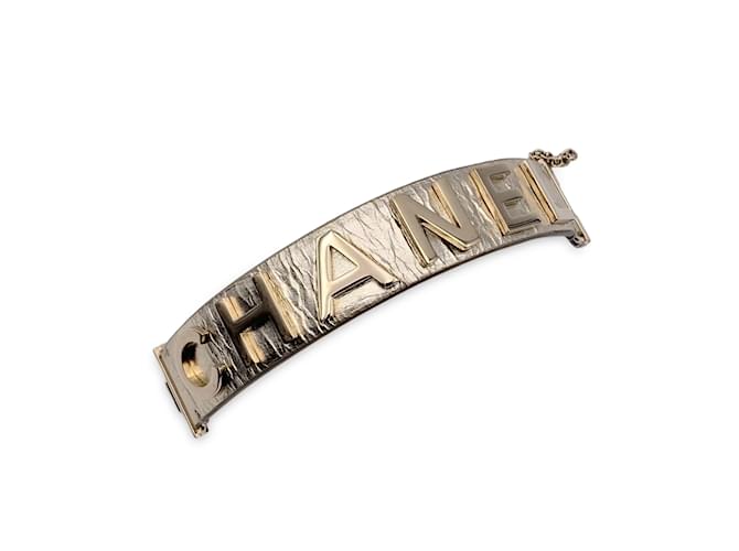 Chanel Goldfarbenes Metall-Leder-Manschettenarmband mit Logo-Schriftzug, Größe M Golden  ref.1126502