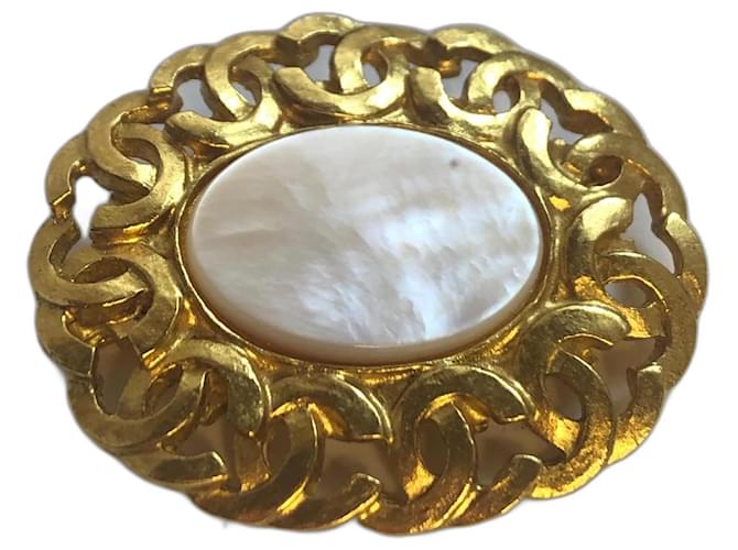Chanel vintage raro 95Um broche oval em madrepérola CC Branco Gold hardware Banhado a ouro  ref.1127181