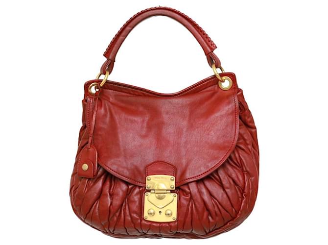 Miu Miu Coffer Handtasche aus Matelassé-Nappaleder mit einzelnem Griff oben und goldfarbenen Beschlägen Rot  ref.1127257