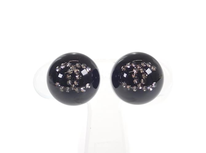 Chanel Boucles d'oreilles à tige en cristal CC AB7368 Plastique Noir  ref.1128309