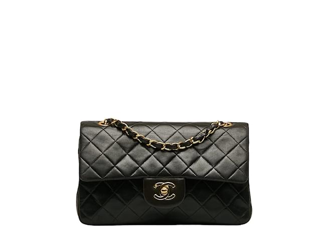 Chanel Bolso pequeño con solapa con forro clásico Negro Cuero Becerro  ref.1129851