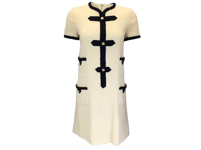 Chanel Elfenbein / Schwarze Farbe / Kurzärmliges Kleid aus Woll-Tweed mit vier Taschen und Knöpfen in Gold mit CC-Logo Roh Wolle  ref.1130522