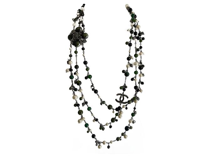 Colar Longo Chanel com Pérolas e Moeda Prata Verde oliva Verde claro