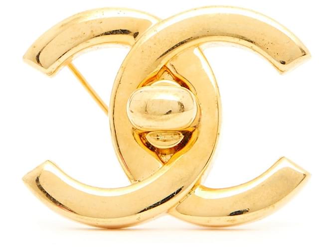 Chanel 96P Spilla CC dorata con chiusura girevole D'oro Metallo  ref.1132418