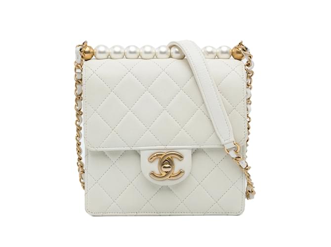 Bolsa Chanel pequena chique com aba de pérolas brancas Branco Couro  ref.1133863