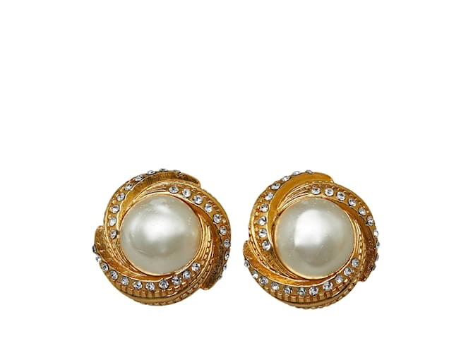 Boucles d'oreilles à clip dorées avec fausses perles Chanel Métal  ref.1134003