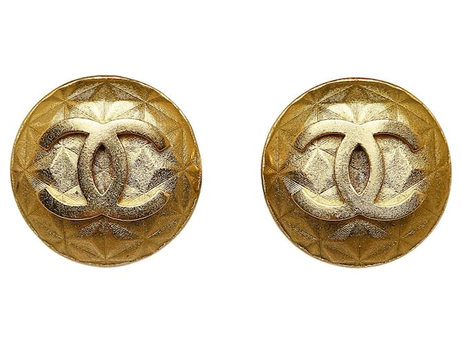 Boucles d'oreilles à clip Chanel CC dorées Plaqué or  ref.1134527