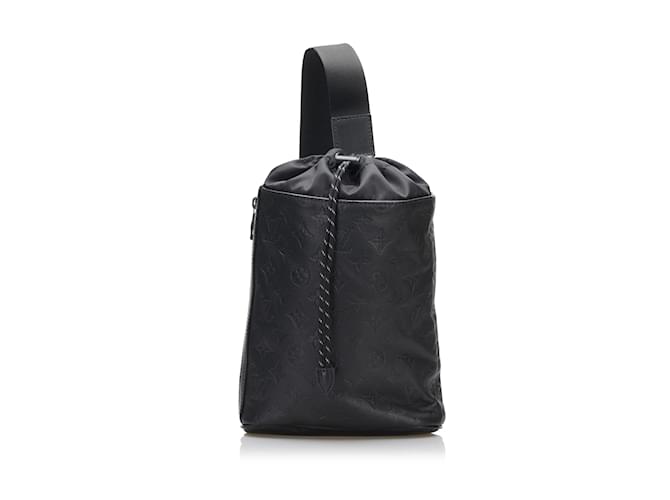 Mochila negra louis discount vuitton