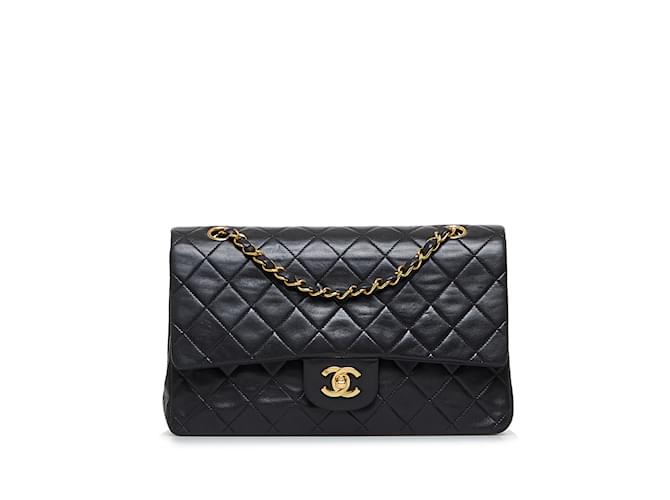 Bolsa com aba preta Chanel média clássica forrada de pele de cordeiro Preto Couro  ref.1134988