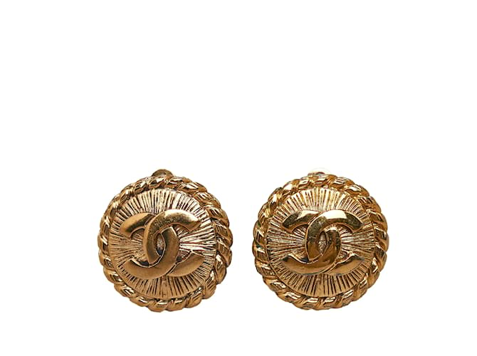 Boucles d'oreilles à clip Chanel CC dorées Plaqué or  ref.1135380