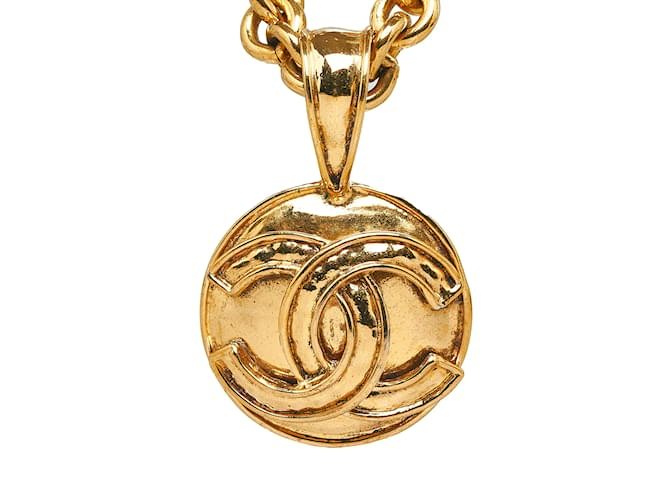 Collier pendentif rond Chanel CC doré Or jaune  ref.1135683