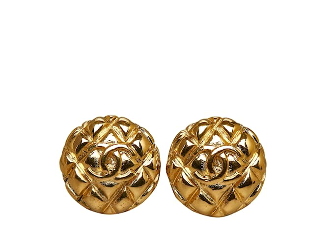Boucles d'oreilles à clip matelassées CC Chanel dorées Plaqué or  ref.1135691