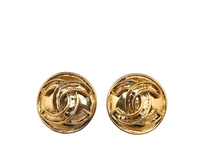 Boucles d'oreilles à clip Chanel CC dorées Plaqué or  ref.1135695