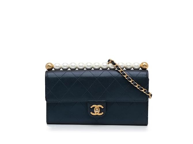 Wallet On Chain Portafoglio in pelle di capra con perle blu Chanel Chic su borsa a tracolla con catena  ref.1135748