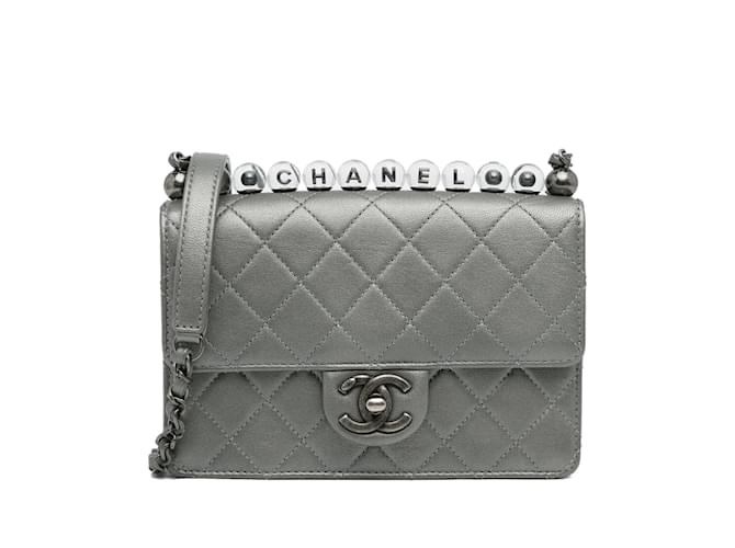 Bolsa Chanel prateada média chique com pérolas de pele de cordeiro e bolsa crossbody com aba de pele de cordeiro Prata Couro  ref.1135756