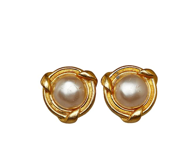 Boucles d'oreilles à clip dorées avec fausses perles Chanel Métal  ref.1135798