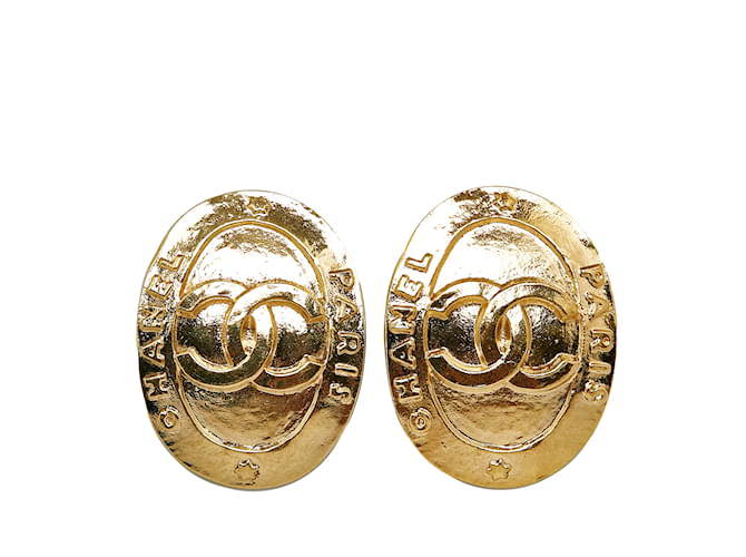 Boucles d'oreilles à clip Chanel CC dorées Plaqué or  ref.1135859