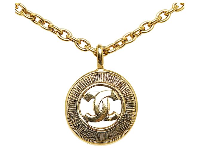 Collar con colgante redondo Chanel CC de oro Dorado Oro amarillo  ref.1135861